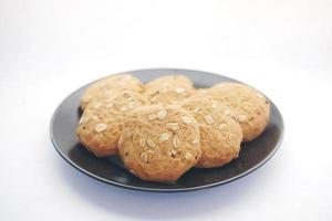 Nahaufnahme von süßen Keksen auf weißem Hintergrund foto