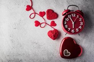 roter Wecker mit rotem Herzen, Valentinstag-Konzept foto