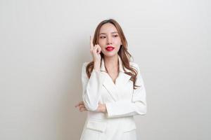 Porträt schöne asiatische Geschäftsfrau, die auf weißem Hintergrund denkt foto