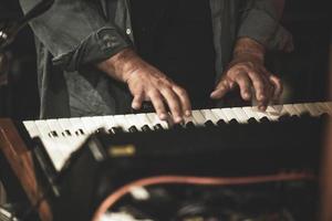 Hände eines Musikers, der während eines Live-Konzerts die elektrische Sinth spielt foto