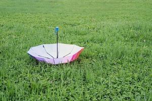 bunter Regenschirm auf dem Gras foto