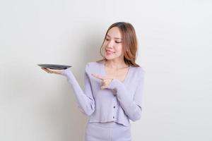 Porträt schöne asiatische Frau mit leeren Teller auf weißem Hintergrund foto