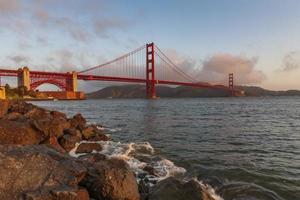 Golden Gate Bridge bei Sonnenaufgang beleuchtet, San Francisco, USA