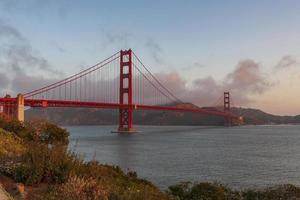 Golden Gate Bridge bei Sonnenaufgang beleuchtet, San Francisco, USA foto