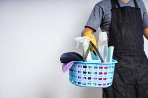 Korb mit Reinigungsmitteln, die sich auf die Reinigung zu Hause vorbereiten