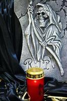 gruseliger Halloween-Symbolschädel auf Grabstein foto