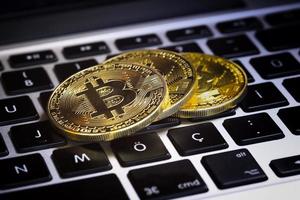 Bitcoins, Kryptogeld, Bitcoin-Transaktionen auf Laptop foto