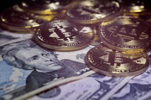 Bitcoin und Dollar, Bitcoin kaufen, Bitcoin-Tausch foto