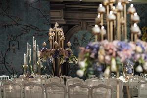 Hochzeitssaaldekor, luxuriöses Speiseeventdekor foto