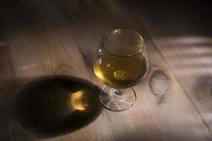Glas Brandy oder Cognac auf dem Holztisch