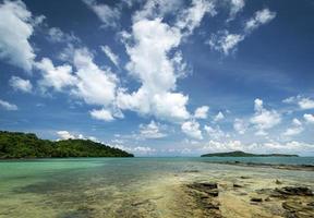 Blick auf den Strand an der Südküste der Insel Koh Ta Kiew in der Nähe von Sihanoukville Kambodscha foto