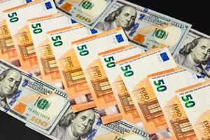 50 Euro und 100 Dollar liegen hintereinander, Banknoten von Euro und Dollar