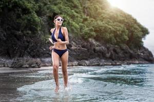 sexy frau im blauen bikini am strand foto