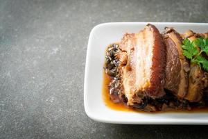 Schweinebauch mit Senfwürfeln oder Mei Cai Kou Rou . dämpfen foto