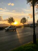 Schönheit von das Sonnenaufgang auf das Straße foto