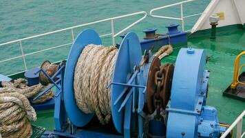 Festmachen Seil auf Boden, Ausrüstung auf Boot zum Parkplatz im das Hafen, Marine- Seil Weiß Farbe auf Spule. foto