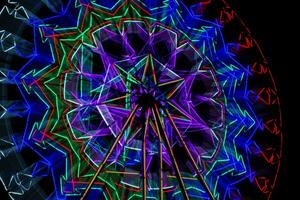 verwischen Bewegung von Licht Ferris Rad. lange Exposition Licht beim Nacht Spaß Park, fröhlich gehen um. foto