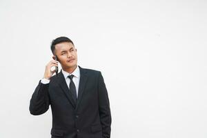 Porträt jung asiatisch Geschäftsmann Berufung verwenden Handy, Mobiltelefon Telefon, sich unterhalten Über Geschäft isoliert auf Weiß Hintergrund foto
