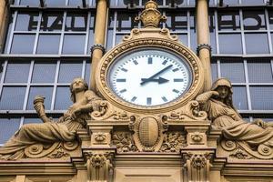Alte große Uhr im Frankfurter U-Bahn-Hauptbahnhofgebäude foto