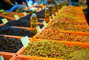 Verkauf von gesunden Bio-Gemüse-Oliven im Basar