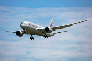 Katar Atemwege boeing 787-8 Traumliner Passagier Flugzeug beim Flughafen. Luftfahrt und Flugzeug. Luft Transport und Reise. International Transport. fliegen und fliegend. foto