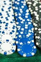 Glücksspiel Geldmünzen Chips auf dem Spieltisch foto