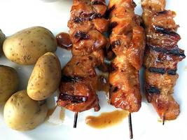 Hühnchen Barbecue Essen Fleisch auf einem Teller foto