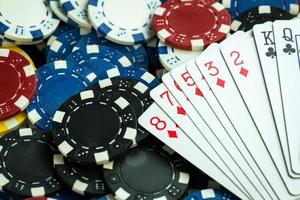 Glücksspiel Pokerkarten und Geldmünzen foto