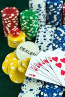 Glücksspiel mit roten Würfeln Pokerkarten und Münzen foto