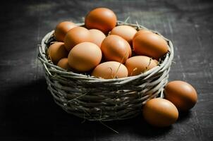 frisch Hähnchen Eier im Korb. foto