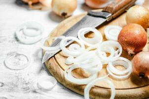 frisch Zwiebeln. auf Tabelle foto