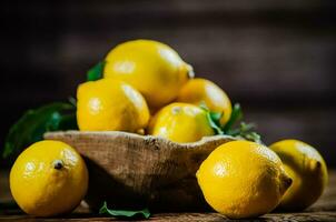 frisch Zitronen. auf hölzern Tisch. foto