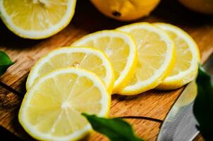 frisch Zitronen. auf Schneiden Tafel. foto