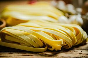 hausgemacht Pasta Tagliatelle. auf hölzern Tisch. foto