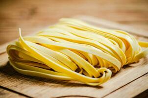 hausgemacht Pasta Tagliatelle. auf hölzern Tisch. foto