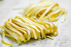 hausgemacht Pasta Tagliatelle. auf Weiß Tisch. foto