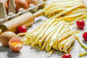 hausgemacht Pasta Tagliatelle. auf Weiß Tisch. foto