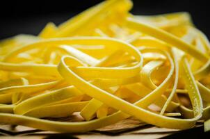 hausgemacht Pasta Tagliatelle. auf hölzern Tisch. foto