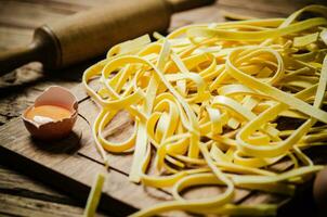 hausgemacht Pasta Tagliatelle. auf hölzern Tisch. foto