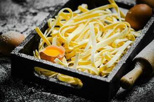 hausgemacht Pasta Tagliatelle. auf schwarz Tisch. foto