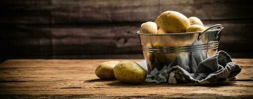 frisch Kartoffeln. auf hölzern Tisch. foto