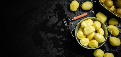 frisch geschält Kartoffeln. foto