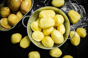 frisch geschält Kartoffeln. foto