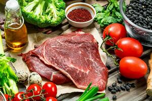 gesund Lebensmittel. Vielfalt von organisch Essen mit roh Rindfleisch Fleisch. foto