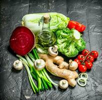 organisch Lebensmittel. reif Gemüse mit ein Flasche von Olive Öl. foto