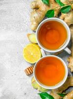 Ingwer Tee im Tasse und Zitrone. foto