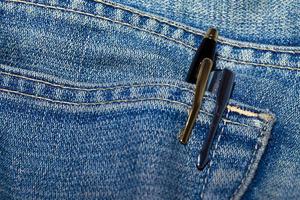 Jeanshose mit Stift auf der Tasche
