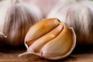 Nelken von frisch Knoblauch auf das Tisch. foto