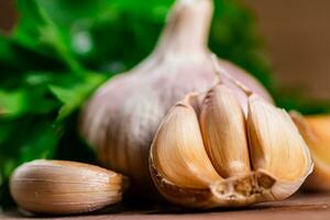 Nelken von frisch Knoblauch mit Petersilie. foto