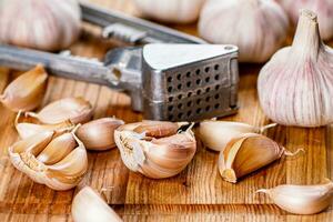 Nelken von frisch Knoblauch auf das Tisch. foto